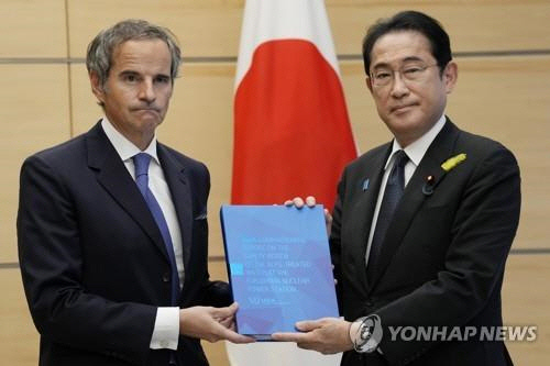 기시다 日 총리(우측)에 오염수 종합보고서 전달하는 IAEA 사무총장[EPA 연합뉴스 자료사진]